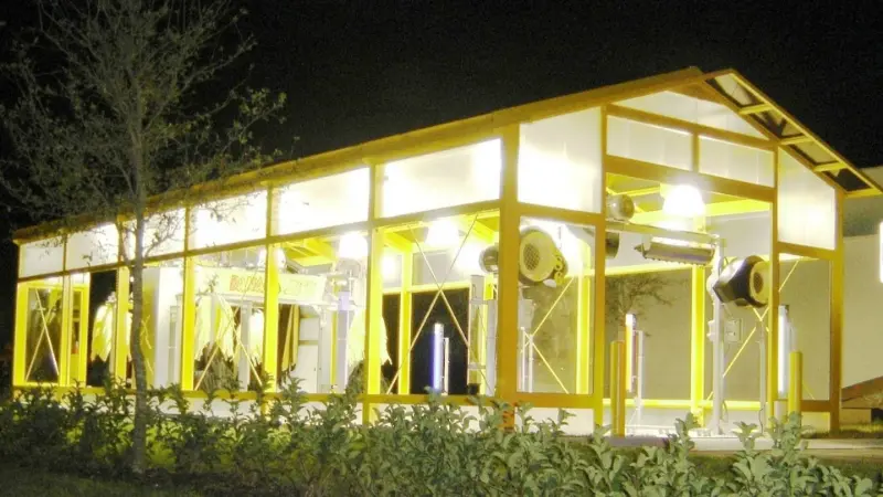 Open side car wash for warm climates